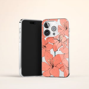 Puede incluir: Una funda transparente para tel&eacute;fono con un dise&ntilde;o floral. La funda presenta un fondo blanco con flores rosas. La funda para tel&eacute;fono est&aacute; dise&ntilde;ada para un tel&eacute;fono con una lente de c&aacute;mara triple.