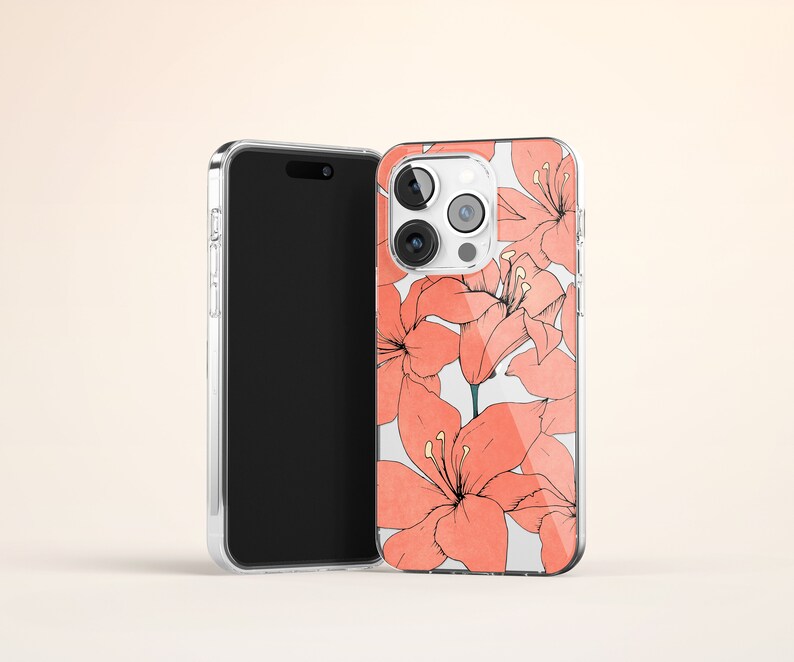 Puede incluir: Una funda transparente para tel&eacute;fono con un dise&ntilde;o floral. La funda presenta un fondo blanco con flores rosas. La funda para tel&eacute;fono est&aacute; dise&ntilde;ada para un tel&eacute;fono con una lente de c&aacute;mara triple.