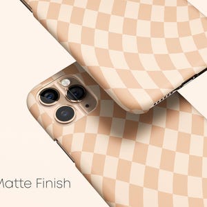 波模様のチェック柄スマホケース、ベージュチェック柄iPhone 14ケース、秋らしいiPhone 13ケース、レトロなiPhone 12ケース、秋のiPhone 11用保護ケース 画像 4
