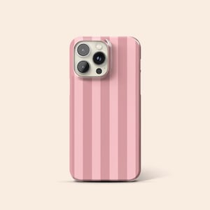 ブラッシュピンクのストライプ柄の携帯ケース、ダスティローズのiPhone 15ケース、プレッピーなiPhone 14 Pro Maxケース、iPhone 13マットケース、iPhone 12保護カバー