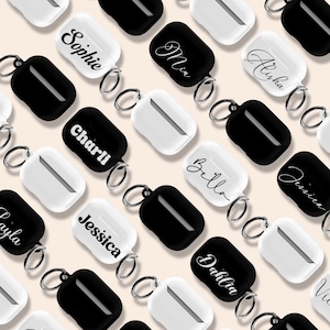 Puede incluir: Surtido de estuches para Airpods personalizados con nombres como Sophie, Mia, Alisha, Charli, Bella, Jessica, Layla, Dahlia y Victoria. Los estuches están disponibles en negro y blanco con un llavero plateado.