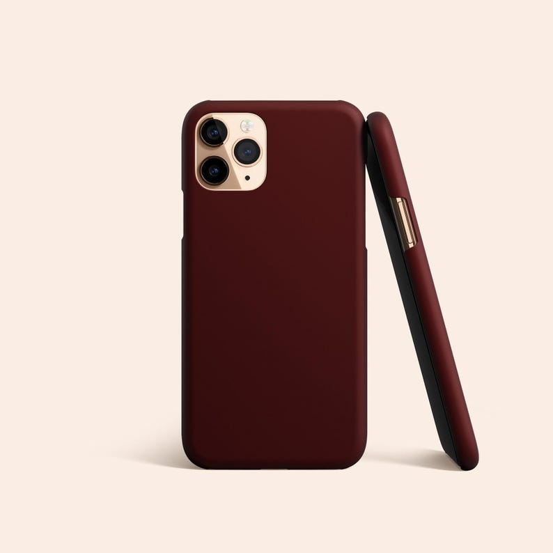 Funda para teléfono color burdeos oscuro, diseño minimalista sólido y llamativo, cubierta protectora rígida. imagen 3