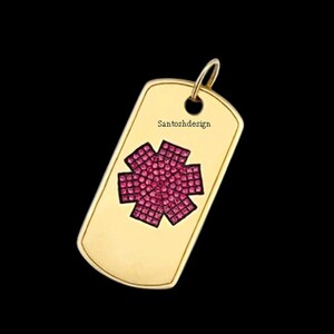 Könnte beinhalten: Goldfarbener Hundeanhänger mit einem pinkfarbenen Strass-Medizinsymbol, dem Stern des Lebens, und dem Text "Santoshdesign".