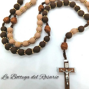 Collar rosario con cuentas marrones y beige efecto madera, cruz colgante de madera. Coronas Religiosas, Artículos Religiosos Online.