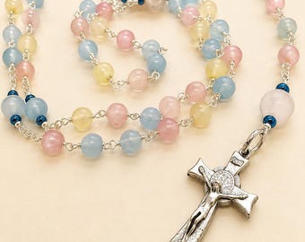 Rosario di pietre color pastello con croce di San Benedetto e Medaglia miracolosa in argento. Rosari religiosi particolari fatti a mano.