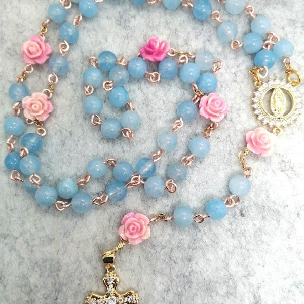 Collier chapelet fait main en pierres dures bleu clair et roses roses, Chapelet dédié à la Vierge de Guadalupe, Chapelet pour la Première Communion