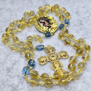 Rosenkranz Unserer Lieben Frau von Guadalupe aus Citrinquarz und blauem Topas, handgefertigter Rosenkranz, Bernsteinrosenkranz, Rosenkranz der Jungfrau von Guadalupe.
