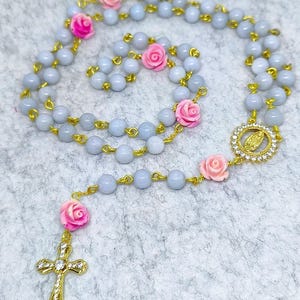 Collar de rosario hecho a mano en piedras duras celestes y rosas rosas, Rosario dedicado a la Virgen de Guadalupe, Rosario para la Primera Comunión