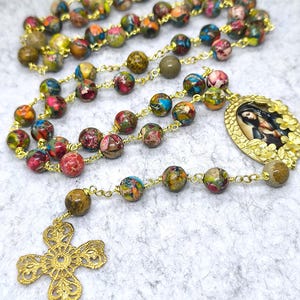Handgefertigte Rosenkranzkette aus farbigen Halbedelsteinen aus Imperialjaspis, Rosenkranz der Jungfrau von Guadalupe gewidmet, lange Rosenkranzkette.