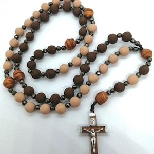 Rosario artesanal inspirado en la orden franciscana, con piedras de hematita doradas antiguas y cuentas talladas a mano. Rosario franciscano.