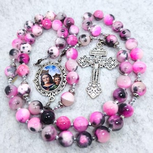 Rosenkranz gewidmet Maria, Hilfe der Christen, Hilfe der Christen, Rosenkranz aus rosa Halbedelsteinen und silbernen Kristallen, langer handgefertigter Rosenkranz.