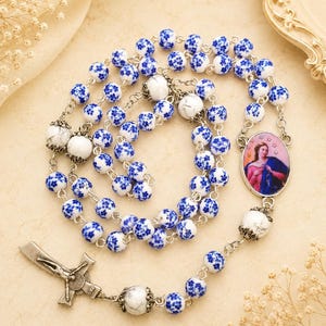 Rosario Collana Madonna che scioglie i nodi, Perle di porcellana cinese e Aulite, Crocifisso di San Benedetto, Regalo religioso Cattolico.