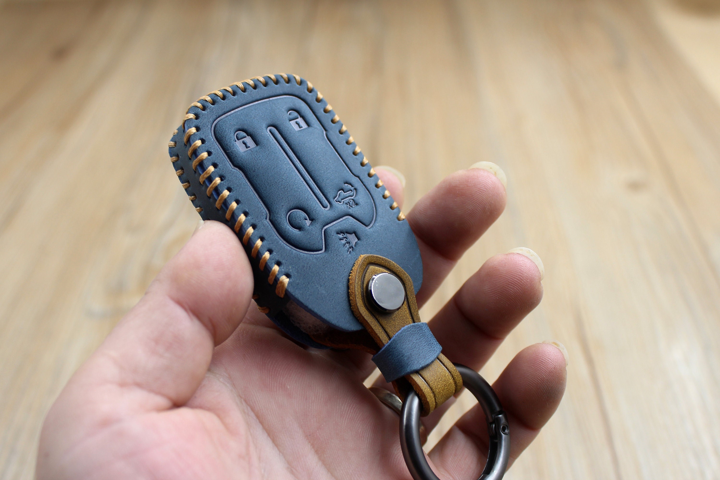 Handmade leather car key cases with name stamping service.(made to order)  Thank you for your support. #Vitmehandcraft #Handmade #Carkeys #Keycase