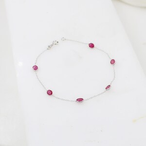 Pulsera minimalista de plata de ley con rubíes, joyería de lujo para el día a día.