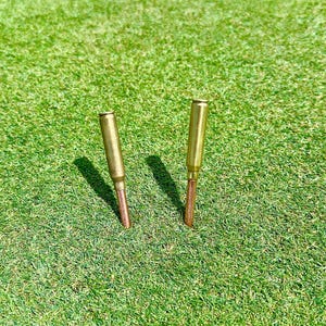 Herramienta de golf personalizada KicksCovers: herramienta de golf de cobre y latón para marcar y cortar hoyos con bala de 5.56/.223.