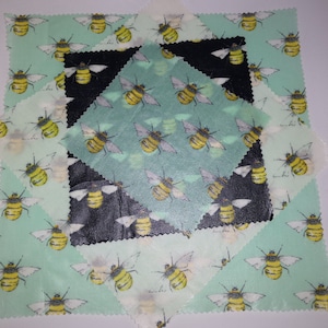 K&ouml;nnte beinhalten: Ein Set mit sechs wiederverwendbaren Lebensmittelverpackungen mit einem Bienenmuster. Die Verpackungen bestehen aus Bienenwachs, Baumwolle und Harz. Sie sind in drei Farben erh&auml;ltlich: Gr&uuml;n, Wei&szlig; und Schwarz.