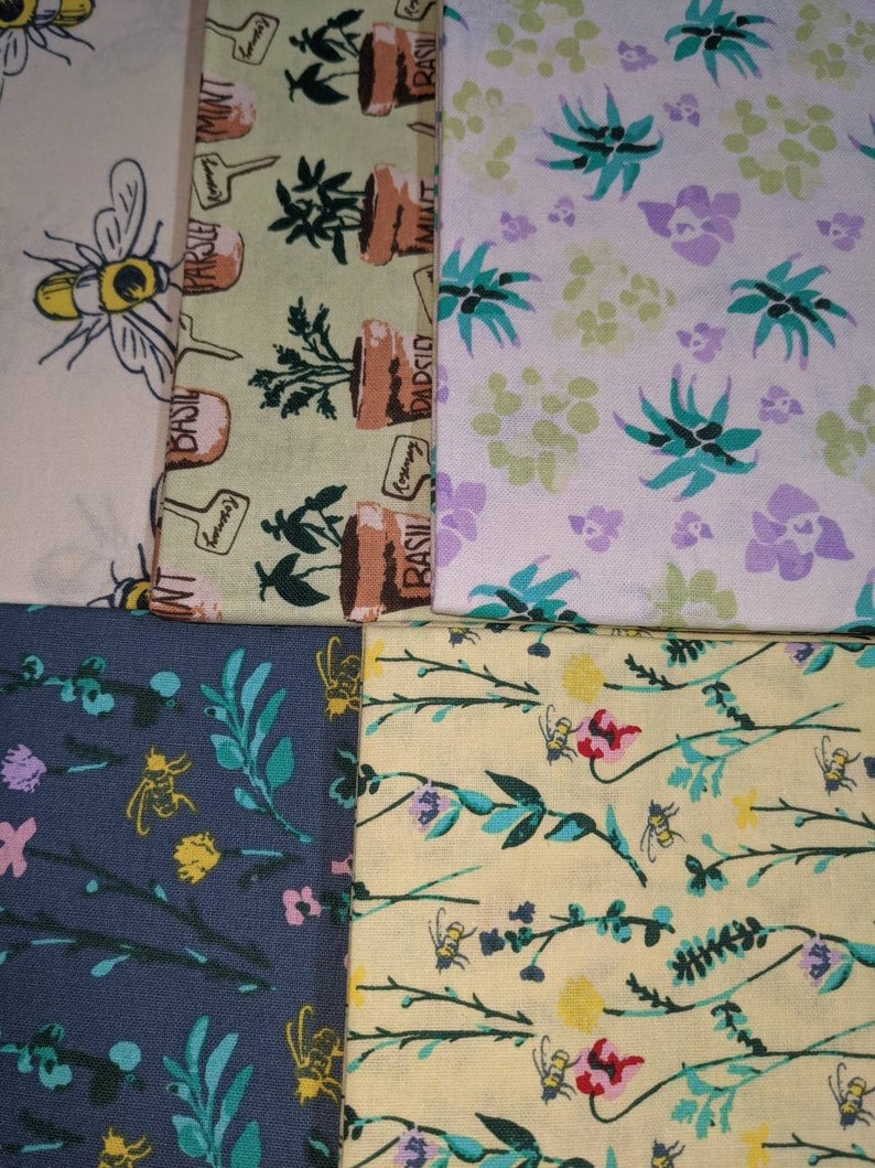 K&ouml;nnte beinhalten: Vier Stoffmuster mit verschiedenen Blumen- und Bienenmustern. Das obere linke Muster ist beige mit einem Bienenmuster. Das obere rechte Muster ist helllila mit einem gr&uuml;nen Pflanzenmuster. Das untere linke Muster ist dunkelblau mit einem gr&uuml;nen Blatt- und Bienenmuster. Das untere rechte Muster ist hellgelb mit einem gr&uuml;nen Blatt- und Bienenmuster.