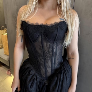 Black Gothic Wedding Dress – Lace Corset Bridal Gown with Train – Alternative Dark Bride Dress – Macramé Details – Custom Size