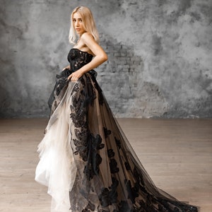 Schwarzes Gothic Blumenspitze Korsett Brautkleid: Schiere Brautkleid aus Tüll Bild 2