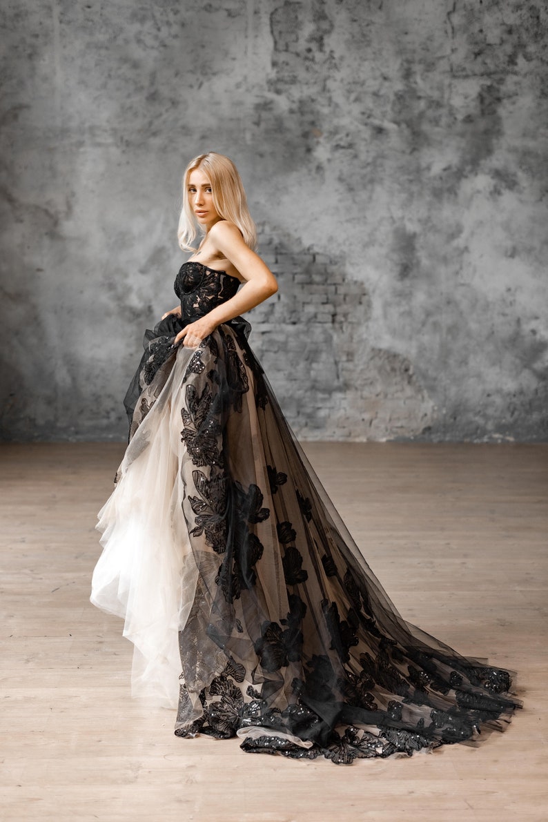 Schwarzes Gothic Blumenspitze Korsett Brautkleid: Schiere Brautkleid aus Tüll Bild 2