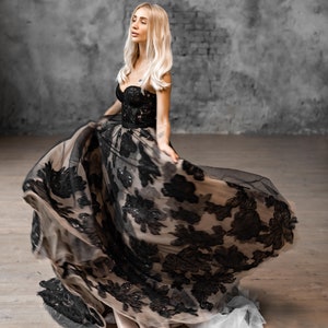 Schwarzes Gothic Blumenspitze Korsett Brautkleid: Schiere Brautkleid aus Tüll Bild 4