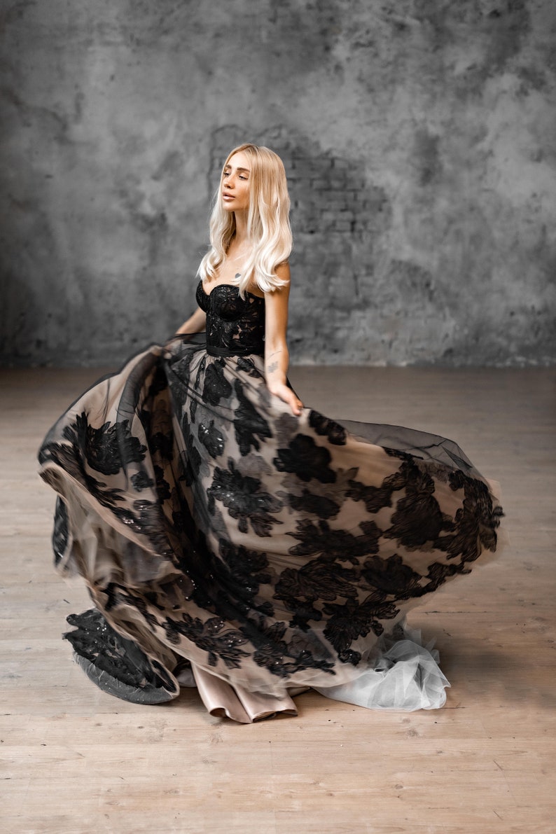 Schwarzes Gothic Blumenspitze Korsett Brautkleid: Schiere Brautkleid aus Tüll Bild 4