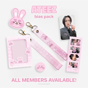 Peut inclure: Un ensemble rose avec des accessoires sur le thème des lapins, comprenant une carte photo, une lanière, un badge et un porte-carte d'identité. Le texte "ATEEZ bias pack" est affiché. Les mots "ALL MEMBERS AVAILABLE!" sont également visibles.