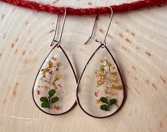 Orecchini pendenti in resina con fiori pressati fatti a mano