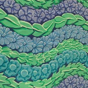 Op de afbeelding: Een herhalend patroon van gestileerde bloemen en bladeren in tinten blauw, groen en wit op een donkerblauwe achtergrond. Het ontwerp toont rijen bloemen en bladeren, waardoor een getextureerd, gelaagd effect ontstaat. Geschikt voor stof of behang.