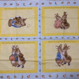 Peut inclure: Un panneau de tissu avec quatre illustrations de Peter Rabbit et Benjamin Bunny. Les illustrations représentent les personnages en train de regarder un caneton, portant un mouchoir rouge à pois, regardant autour d'un coin et offrant une fleur.