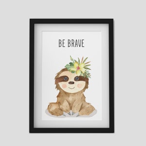 Puede incluir: Una ilustraci&oacute;n de acuarela de un perezoso con una corona de flores y el texto "BE BRAVE" encima.