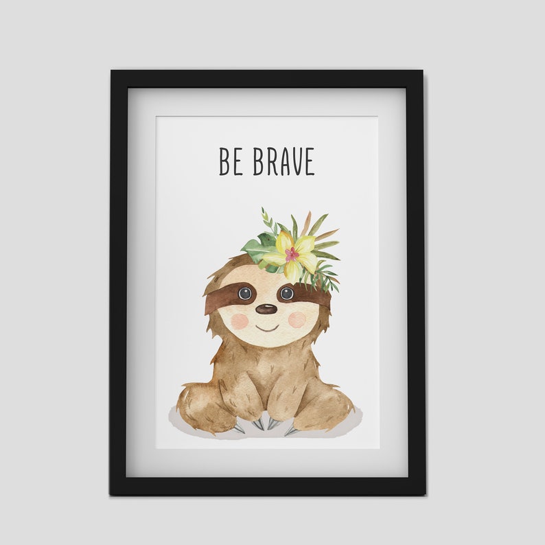 Puede incluir: Una ilustraci&oacute;n de acuarela de un perezoso con una corona de flores y el texto "BE BRAVE" encima.