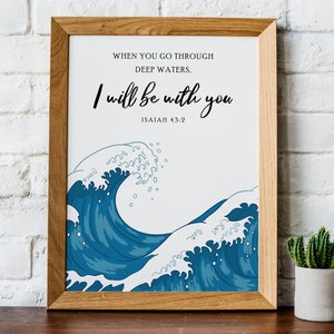 K&ouml;nnte beinhalten: Ein gerahmter Druck mit einem blauen Wellendesign und dem Text "Wenn du durch tiefes Wasser gehst, bin ich bei dir. Jesaja 43:2"