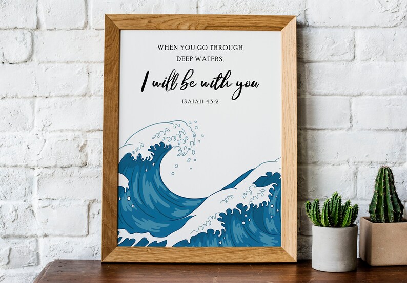 K&ouml;nnte beinhalten: Ein gerahmter Druck mit einem blauen Wellendesign und dem Text "Wenn du durch tiefes Wasser gehst, bin ich bei dir. Jesaja 43:2"