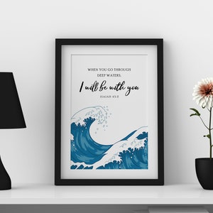 K&ouml;nnte beinhalten: Ein gerahmter Druck mit einem blauen Wellendesign und dem Text "Wenn du durch tiefes Wasser gehst, bin ich bei dir. Jesaja 43:2".
