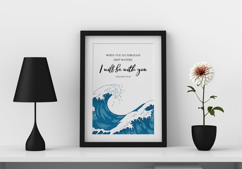 K&ouml;nnte beinhalten: Ein gerahmter Druck mit einem blauen Wellendesign und dem Text "Wenn du durch tiefes Wasser gehst, bin ich bei dir. Jesaja 43:2".