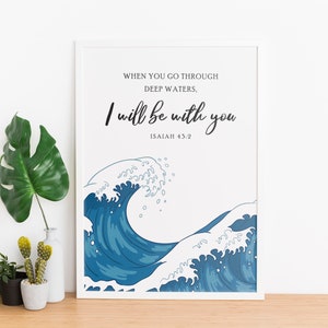 K&ouml;nnte beinhalten: Ein wei&szlig;er gerahmter Druck mit einem blauen Wellendesign und dem Text "WHEN YOU GO THROUGH DEEP WATERS, I WILL BE WITH YOU ISAIAH 43:2".