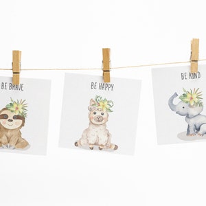 Puede incluir: Tres ilustraciones de acuarela de animales con coronas florales y mensajes inspiradores. La primera ilustraci&oacute;n es un perezoso con una corona floral y el mensaje "S&eacute; valiente". La segunda ilustraci&oacute;n es una llama con una corona floral y el mensaje "S&eacute; feliz". La tercera ilustraci&oacute;n es un elefante con una corona floral y el mensaje "S&eacute; amable".