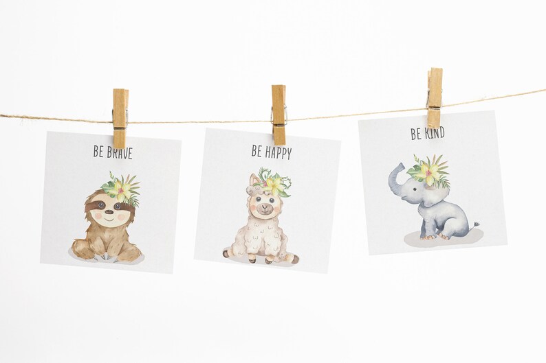 Puede incluir: Tres ilustraciones de acuarela de animales con coronas florales y mensajes inspiradores. La primera ilustraci&oacute;n es un perezoso con una corona floral y el mensaje "S&eacute; valiente". La segunda ilustraci&oacute;n es una llama con una corona floral y el mensaje "S&eacute; feliz". La tercera ilustraci&oacute;n es un elefante con una corona floral y el mensaje "S&eacute; amable".