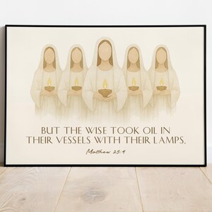 Peut inclure: Une impression d'art imprimable beige avec une citation de la Bible, Matthieu 25:4, "Mais les sages prirent de l'huile dans leurs vases avec leurs lampes." L'impression pr&eacute;sente une illustration &agrave; l'aquarelle de cinq femmes en robes blanches tenant des lampes.