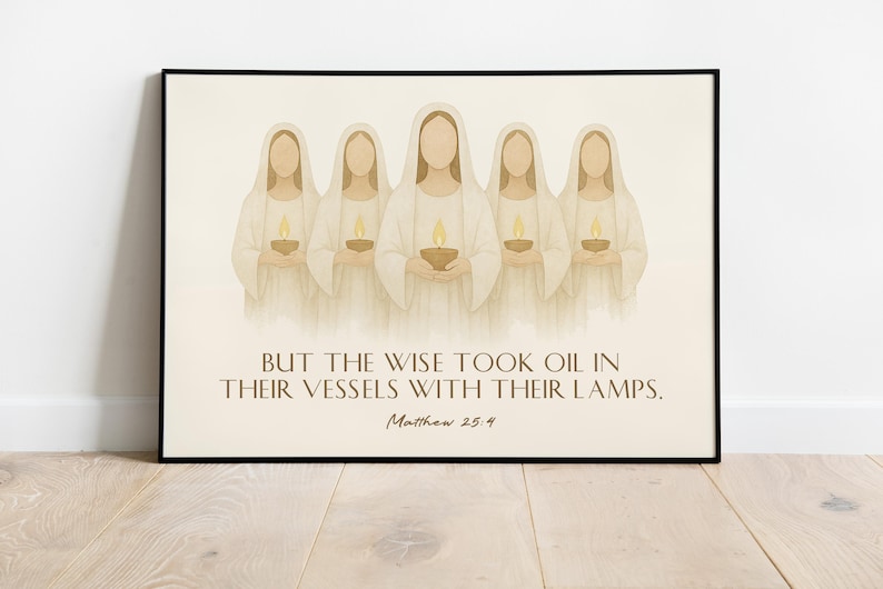 Peut inclure: Une impression d'art imprimable beige avec une citation de la Bible, Matthieu 25:4, "Mais les sages prirent de l'huile dans leurs vases avec leurs lampes." L'impression pr&eacute;sente une illustration &agrave; l'aquarelle de cinq femmes en robes blanches tenant des lampes.