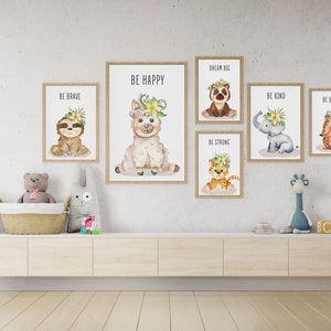 Puede incluir: Un conjunto de 7 impresiones enmarcadas con ilustraciones de acuarela de animales con coronas florales y mensajes inspiradores. Las impresiones incluyen "S&eacute; valiente", "S&eacute; feliz", "Sue&ntilde;a en grande", "S&eacute; amable", "S&eacute; &uacute;nico", "S&eacute; fuerte" y "S&eacute; t&uacute; mismo".