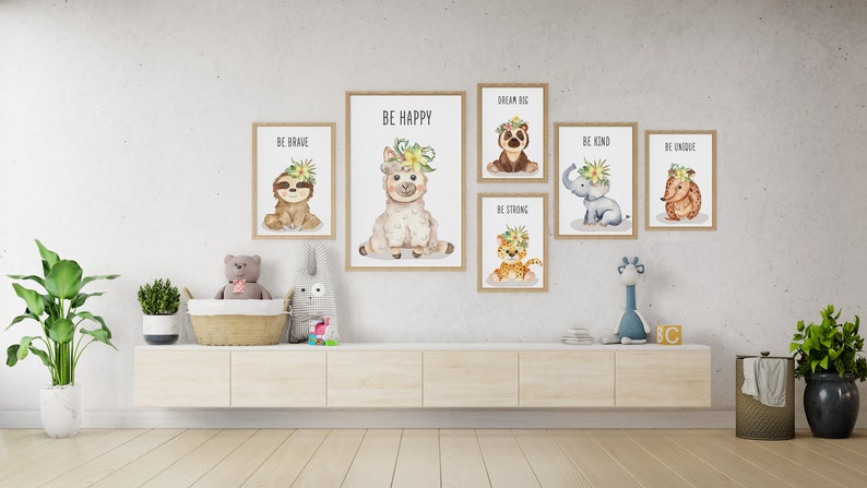 Puede incluir: Un conjunto de 7 impresiones enmarcadas con ilustraciones de acuarela de animales con coronas florales y mensajes inspiradores. Las impresiones incluyen "S&eacute; valiente", "S&eacute; feliz", "Sue&ntilde;a en grande", "S&eacute; amable", "S&eacute; &uacute;nico", "S&eacute; fuerte" y "S&eacute; t&uacute; mismo".