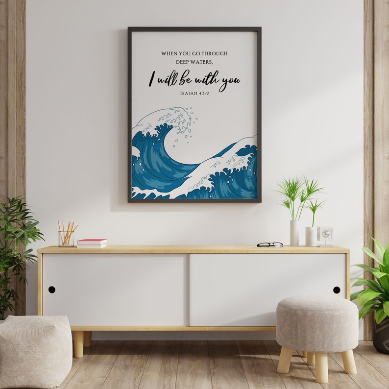K&ouml;nnte beinhalten: Ein gerahmter Druck mit einem blauen und wei&szlig;en Wellendesign und dem Text "Wenn du durch tiefes Wasser gehst, bin ich bei dir. Jesaja 43:2"