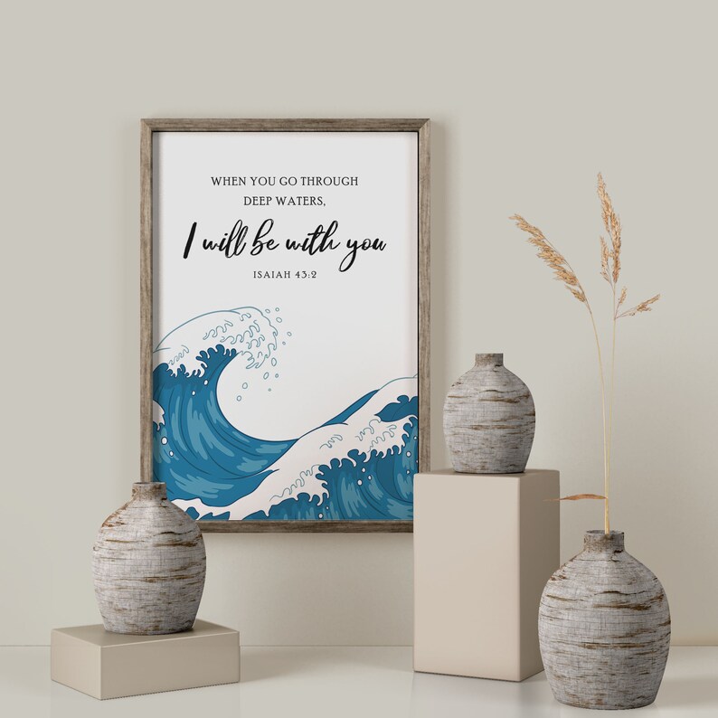K&ouml;nnte beinhalten: Ein gerahmter Druck mit einem blauen Wellendesign und dem Text "WHEN YOU GO THROUGH DEEP WATERS, I will be with you ISAIAH 43:2".