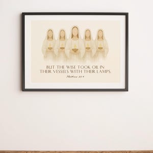 Peut inclure: Une impression encadr&eacute;e avec un fond beige repr&eacute;sentant cinq femmes en robes blanches tenant des lampes &agrave; huile. Le texte dit "Mais les sages ont pris de l'huile dans leurs vases avec leurs lampes. Matthieu 25:4"