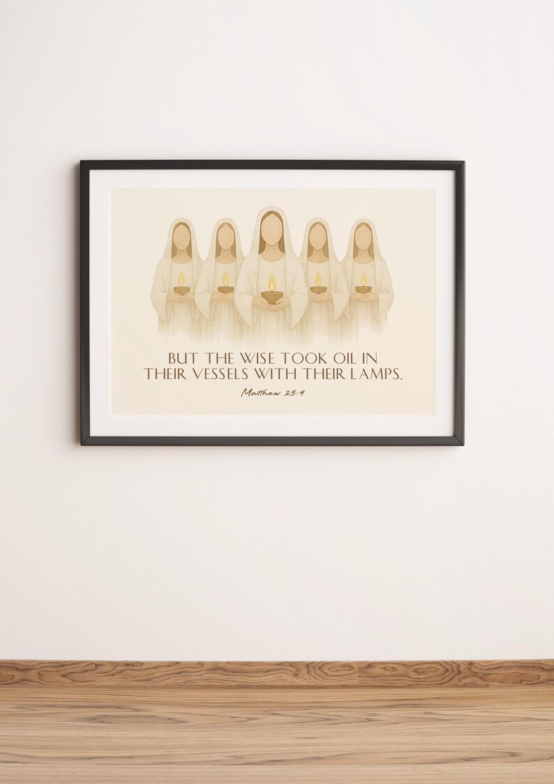 Peut inclure: Une impression encadr&eacute;e avec un fond beige repr&eacute;sentant cinq femmes en robes blanches tenant des lampes &agrave; huile. Le texte dit "Mais les sages ont pris de l'huile dans leurs vases avec leurs lampes. Matthieu 25:4"