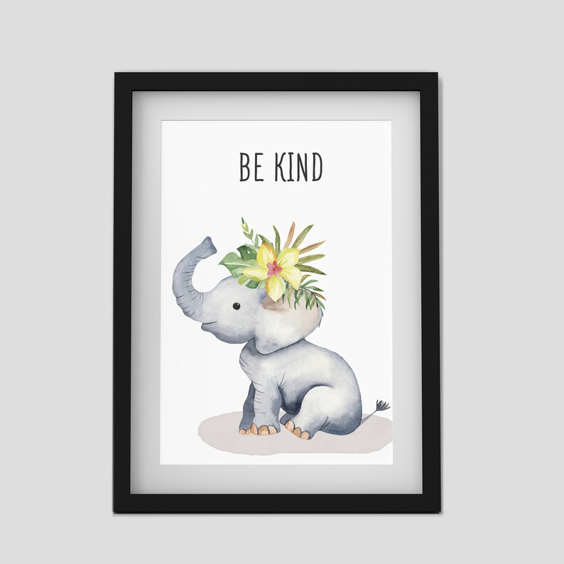 Puede incluir: Una impresi&oacute;n enmarcada con una ilustraci&oacute;n de acuarela de un elefante gris con una corona de flores amarillas. El texto "BE KIND" est&aacute; impreso sobre el elefante.