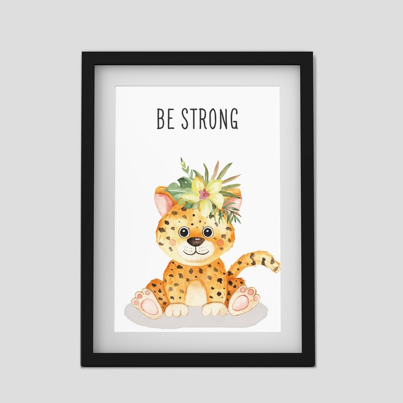 Puede incluir: Una ilustraci&oacute;n de acuarela de un lindo leopardo con una corona de flores, sentado sobre un fondo blanco. El texto "BE STRONG" est&aacute; escrito sobre el leopardo.