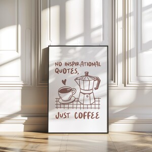 Pode incluir: Uma impressão emoldurada branca com uma ilustração marrom de uma cafeteira e uma xícara de café. O texto na impressão diz "Sem citações inspiradoras, apenas café."